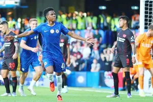 Estevao ghi bàn chỉ sau 18 phút ra sân cho Chelsea mở đường chiến thắng 2-0 trước Leverkusen.