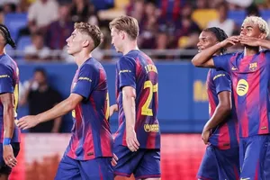 Lamine Yamal góp 2 bàn thắng trong chiến thắng 5-0 của Barcelona trước Como tại Joan Gamper Trophy.