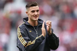 Benjamin Sesko hy vọng sẽ noi gương thần tượng Zlatan Ibrahimovic tại Old Trafford.