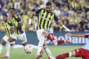 Fenerbahce lội ngược dòng với chiến thắng có tỷ số 5-2 trước Feyenoord.