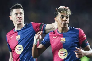 Robert Lewandowski đã động viên đồng đội trẻ Lamine Yamal trước thềm mùa giải mới.