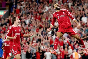 Mohamed Salah ấn định chiến thắng ngược dòng 4-2 đầy cảm xúc cho Liverpool.