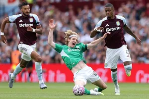 Ezri Konsa (phải, Aston Villa) buộc phải kéo ngã Anthony Gordon để nhận thẻ đỏ
