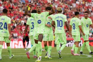 Barcelona khởi đầu bảo vệ danh hiệu La Liga với chiến thắng dễ dàng 3-0 tại Mallorca.