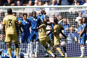 Khi Eze sút bóng, Marc Guehi đã tiến quá gần hàng rào Chelsea nên bị coi là phạm luật