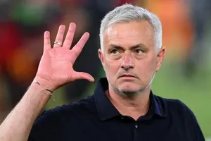 Jose Mourinho vẫn còn đầy đòn phép trên sân bóng