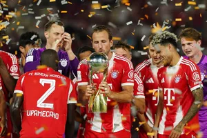 Bayern Munich khởi đầu quen thuộc khi Harry Kane nâng cao chức vô địch Siêu cúp Đức.