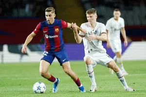 Barcelona vẫn có thể sẵn sàng lắng nghe các lời đề nghị cho Fermin Lopez (trái).