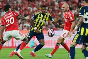 Fenerbahce của HLV Jose Mourinho bị cầm hòa 0-0 trên sân nhà trước Benfica.