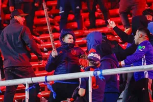 Bạo lực nổ ra trên khán đài trong trận đấu Copa Sudamericana giữa Independiente và Universidad de Chile.