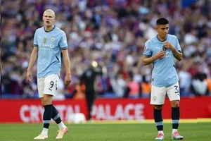 Echeverri (phải) trong màu áo Manchester City
