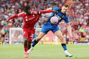 Jeremie Frimpong (trái) của Liverpool nghỉ thi đấu vài tuần do chấn thương gân kheo.