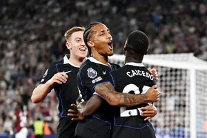 Chelsea tiếp thêm nỗi đau đầu mùa giải cho chủ nhà West Ham bằng trận thua tan nát 1-5.