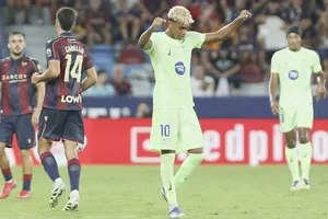 Barcelona ngược dòng từ thế bị dẫn trước hai bàn để giành chiến thắng chung cuộc 3-2 tại Levante.