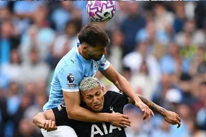 Sai lầm của Ruben Dias (trên) đã bị Richarlison trừng phạt trong pha mở tỷ số của Tottenham