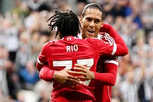 Virgil van Dijk ấn tượng với màn ra mắt Ngoại hạng Anh của Rio Ngumoha tại Liverpool.