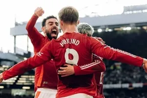 Burnley đe dọa khiến Man United chịu khởi đầu tệ nhất thế kỷ