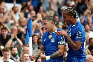 Enzo Fernandez và Joao Pedro ăn mừng chiến thắng