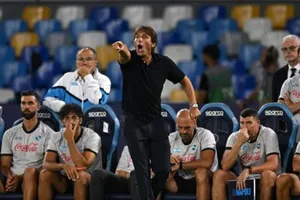 HLV Antonio Conte và Napoli chiến thắng trước Cagliari để duy trì thành tích toàn thắng ở mùa giải mới. 