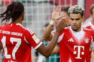 Luis Diaz tiếp tục ghi bàn nhưng Bayern Munich nhọc nhằn bảo vệ chiến thắng 3-2 tại Augsburg.