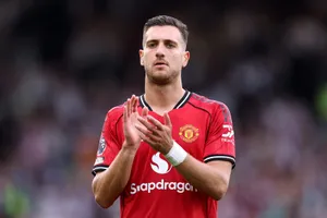 Chấn thương của Diogo Dalot làm trầm trọng thêm vấn đề của Man.United trước trận derby Manchester.