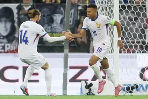 Kylian Mbappe trở lại và ghi bàn giúp tuyển Pháp giành chiến thắng 2-0 trước Ukraine.