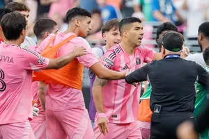 Luis Suarez dẫn đầu các cầu thủ Inter Miami trong một vụ ẩu đả sau trận đấu. 