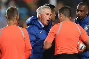 Carlo Ancelotti tranh cãi với các trọng tài trận đấu