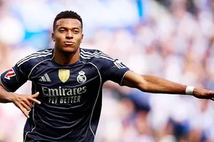 Kylian Mbappe ghi bàn và kiến tạo giúp 10 cầu thủ Real Madrid thắng 2-1 trên sân Real Sociedad.