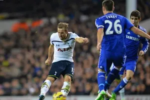 Harry Kane ghi bàn vào lưới Chelsea ngày đầu năm mới 2015 - lập cú đúp giúp Tottenham thắng 5-3