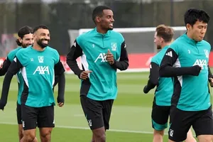 Mo Salah và Alexander Isak trên sân tập Liverpool