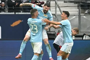 Oliver Burke lập hat-trick giúp Union Berlin thắng 4-3 trên sân Eintracht Frankfurt.