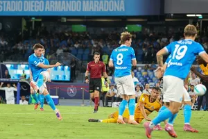 Napoli đánh bại Pisa 3-2 và trở lại ngôi đầu Serie A với tư cách đội duy nhất toàn thắng 4 vòng đấu đầu tiên.