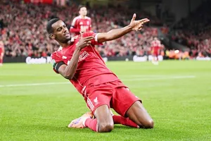 Tiền đạo có giá kỷ lục 125 triệu bảng Alexander Isak đã ghi được bàn thắng đầu tiên cho Liverpool.