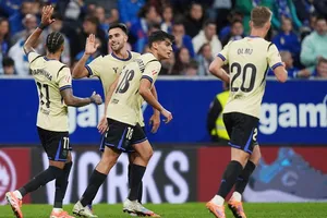 Barcelona lội ngược dòng giành chiến thắng 3-1 trước đội bóng mới lên hạng Oviedo.