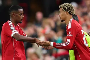 Hugo Ekitike (phải) vào thay Alexander Isak trong trận đấu gần đây của Liverpool.