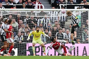 Nick Woltemade đánh đầu ghi bàn trong trận gặp Arsenal