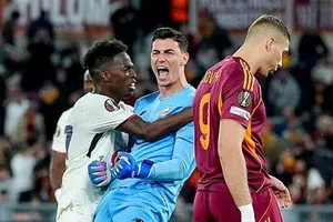 AS Roma thua Lille 0-1 dù họ nhận được 3 cơ hội gỡ hòa từ chấm phạt đền vào cuối trận.