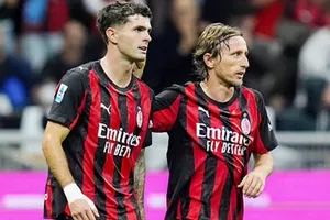 Christian Pulisic (trái) đá hỏng phạt đền khiến AC Milan bị Juventus cầm hòa 0-0.