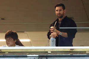 Lionel Messi theo dõi từ khán đài khi Argentina thắng Venezuela 1-0 tại sân Hard Rock.