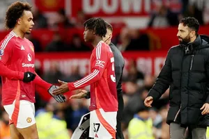 Kobbie Mainoo và Joshua Zirkzee (trái) không chấp nhận về việc thiếu thời gian thi đấu dưới thời Ruben Amorim.