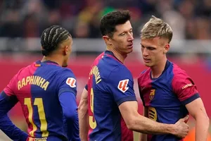 HLV Hansi Flick sẽ phải tái thiết hàng công của Barcelona khi có thể mất 5 cầu thủ hàng đầu.