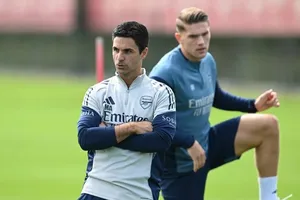 Mikel Arteta và cậu học trò Viktor Gyokeres trên sân tập