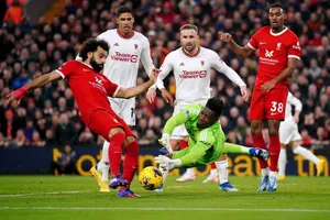 Mo Salah, sút bóng trước sự ăn mừng của đồng đội