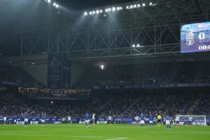 Cầu thủ Real Oviedo và Espanyol đứng yên trong 15 giây đầu tiên trận đấu vào thứ Sáu.