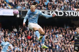 Erling Haaland đã đưa Man City lên nhì bảng Ngoại hạng Anh bằng cú đúp trong chiến thắng 2-0 trước Everton.