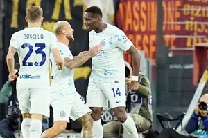 Inter Milan đánh bại chủ nhà AS Roma 1-0 để vươn lên đỉnh bảng nhờ nhỉnh hơn về hiệu số.