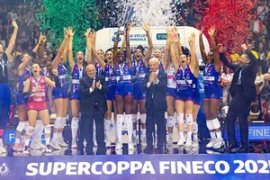 Paola Egonu tự hào nâng cao chiếc cúp Siêu cúp bóng chuyền nữ Italy (Ảnh: LVF)