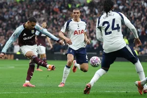 Morgan Rogers và Emiliano Buendia đã truyền cảm hứng cho màn lội ngược dòng của Aston Villa để giành chiến thắng Tottenham 2-1
