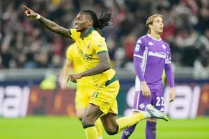 Rafael Leao ghi 2 bàn giúp AC Milan lội ngược dòng đánh bại Fiorentina với tỷ số 2-1.